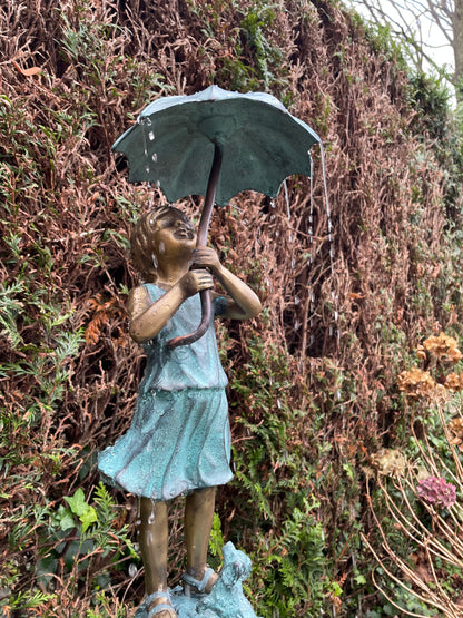 Menina de bronze sob fonte de guarda-chuva - decoração de jardim