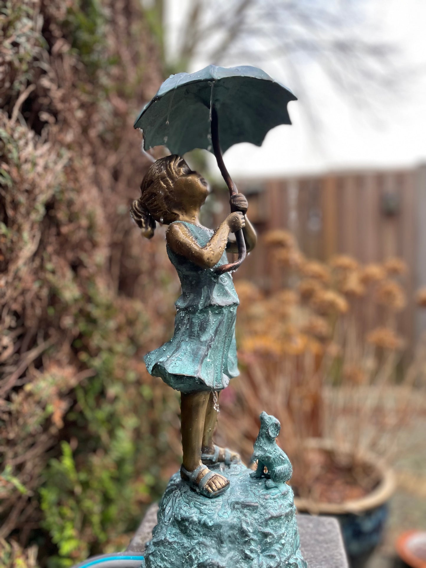 Menina de bronze sob fonte de guarda-chuva - decoração de jardim