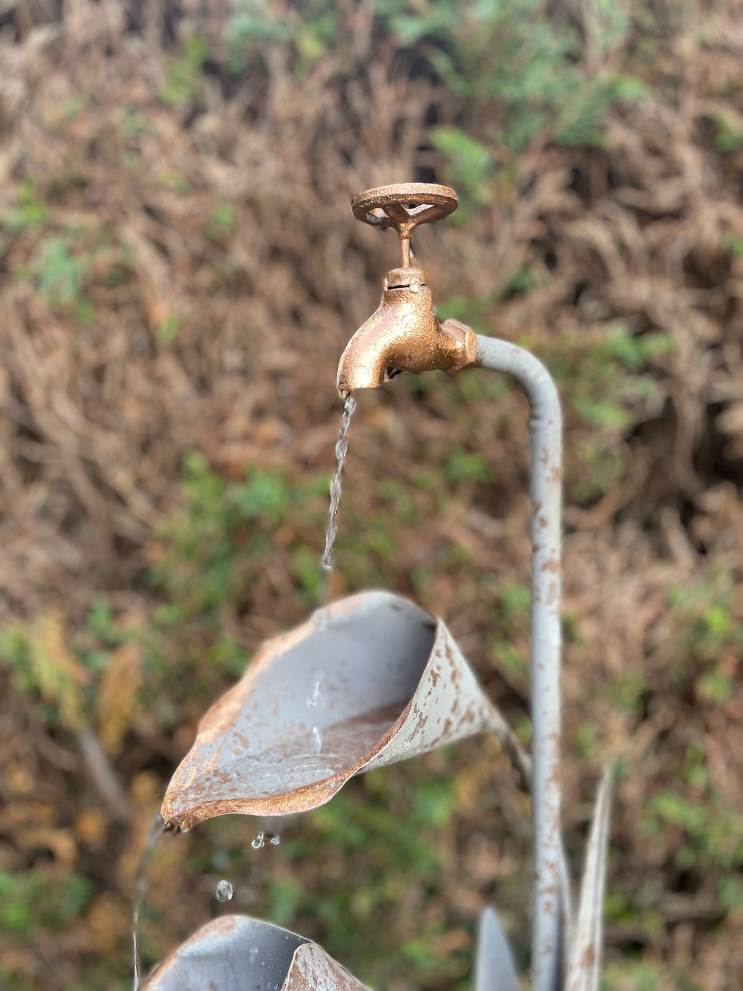 Fonte, flore de metal,  incluindo bomba