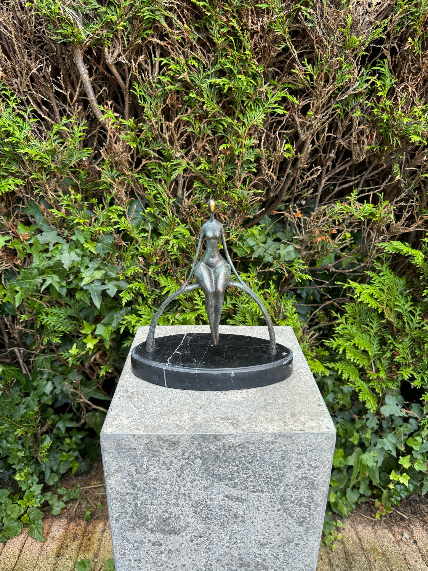 Escultura em bronze de uma mulher sentada num arco num planalto de mármore - Moderna - Elegante - Intemporal - Escultura