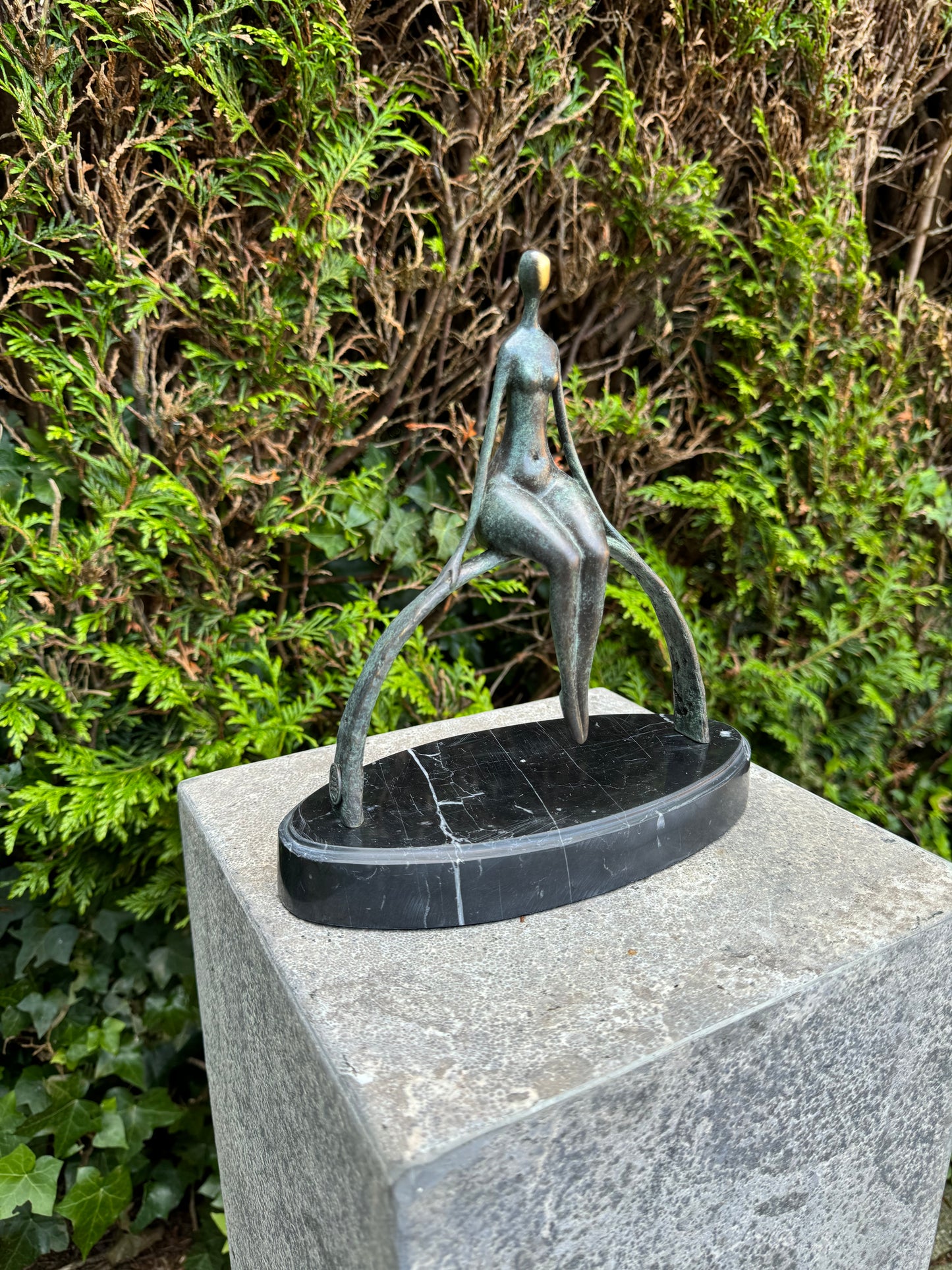 Escultura em bronze de uma mulher sentada num arco num planalto de mármore - Moderna - Elegante - Intemporal - Escultura