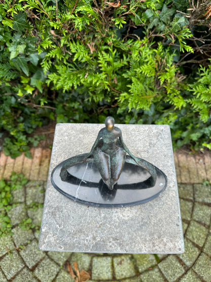 Escultura em bronze de uma mulher sentada num arco num planalto de mármore - Moderna - Elegante - Intemporal - Escultura