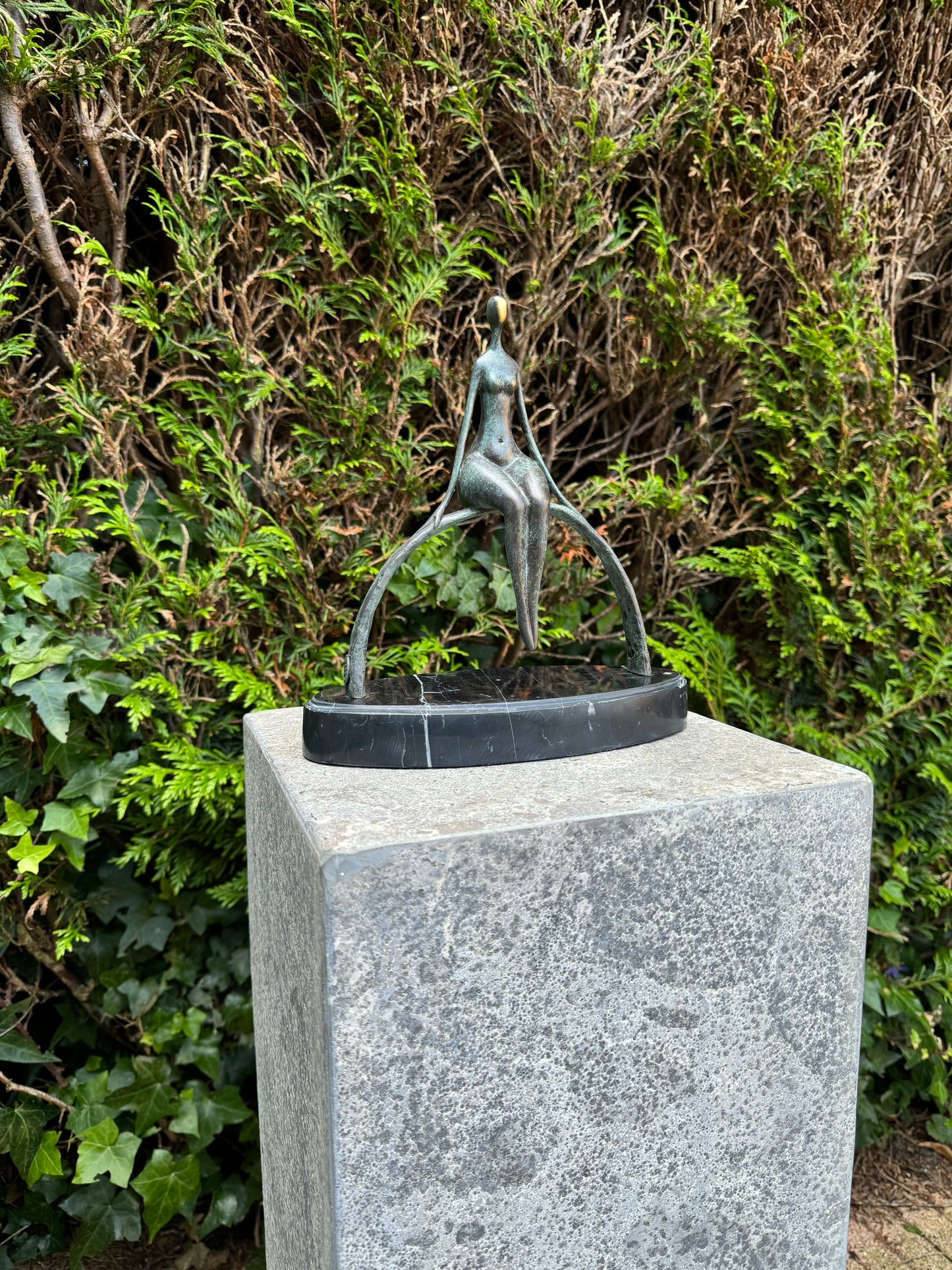 Escultura em bronze de uma mulher sentada num arco num planalto de mármore - Moderna - Elegante - Intemporal - Escultura