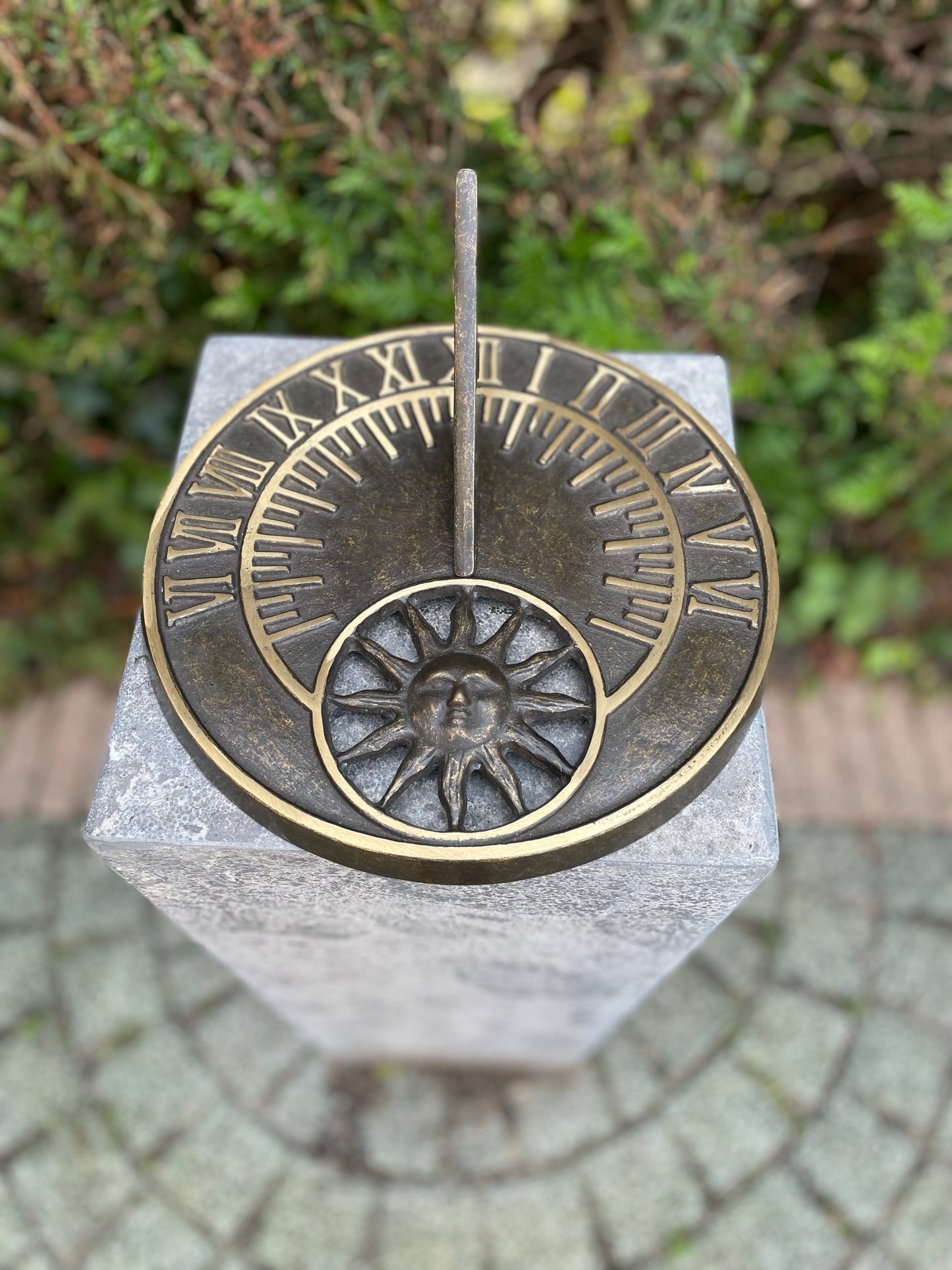 Relógio de sol plano em bronze - Estátua de jardim - 26x26x10cm