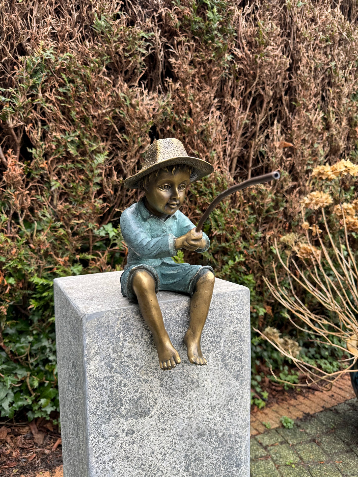 Menino pescador de bronze - Fonte - Lagoa - Escultura - Interior