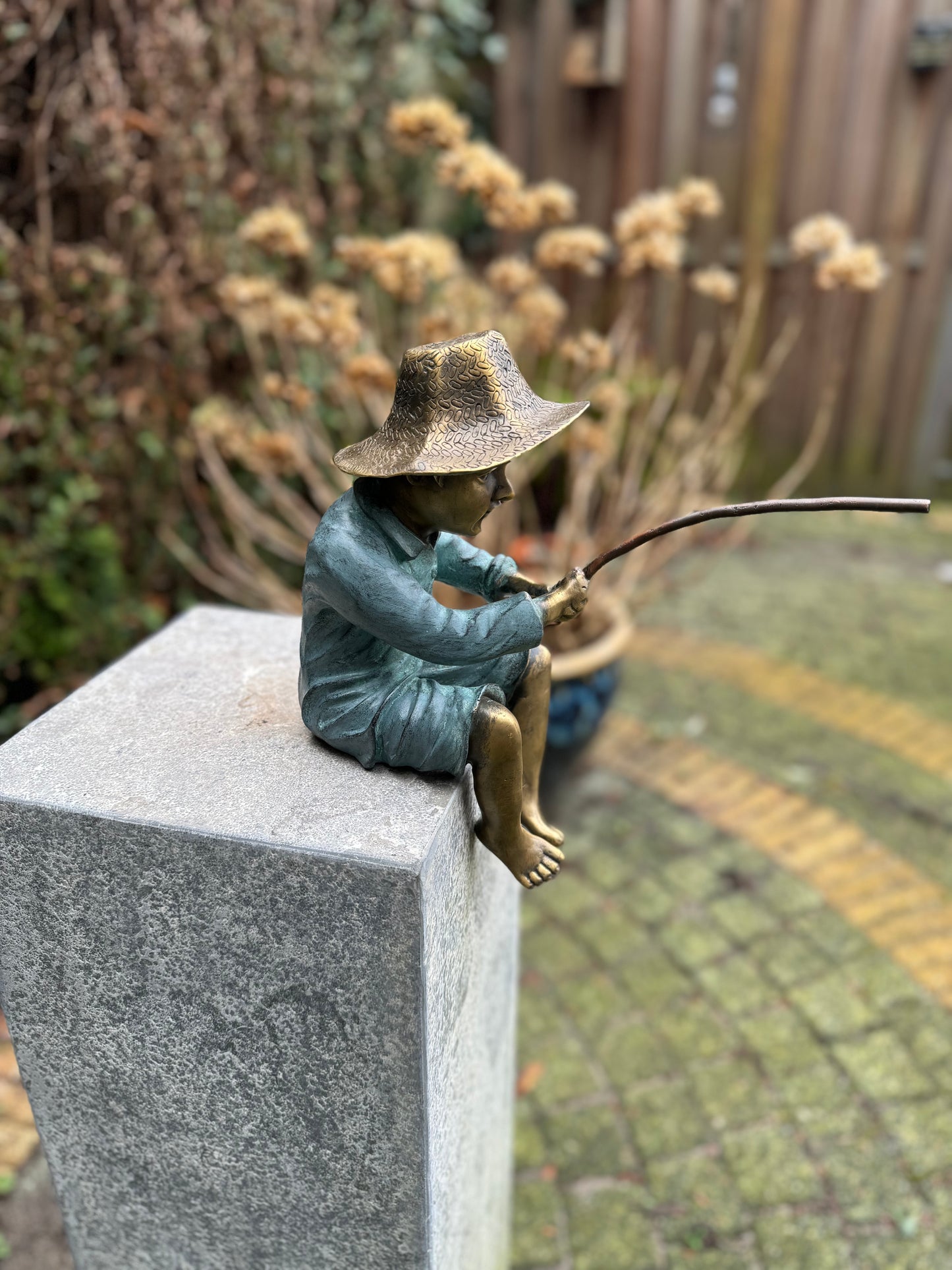 Menino pescador de bronze - Fonte - Lagoa - Escultura - Interior