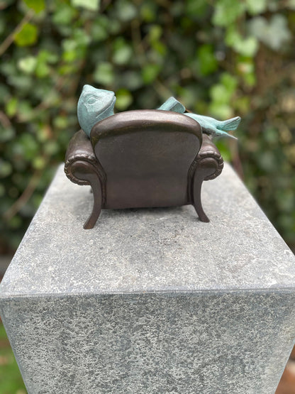 Reading Frog – Bronze Sculpture. 18x11x13cm - 2Kg