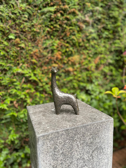 Curious Giraffe – Bronze Sculpture. 9x5x27cm - 1Kg