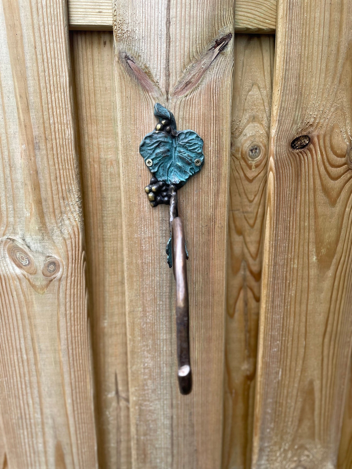 Grape Vine Wall Hook – Bronze Sculpture. 29x8x20cm - 0.4Kg