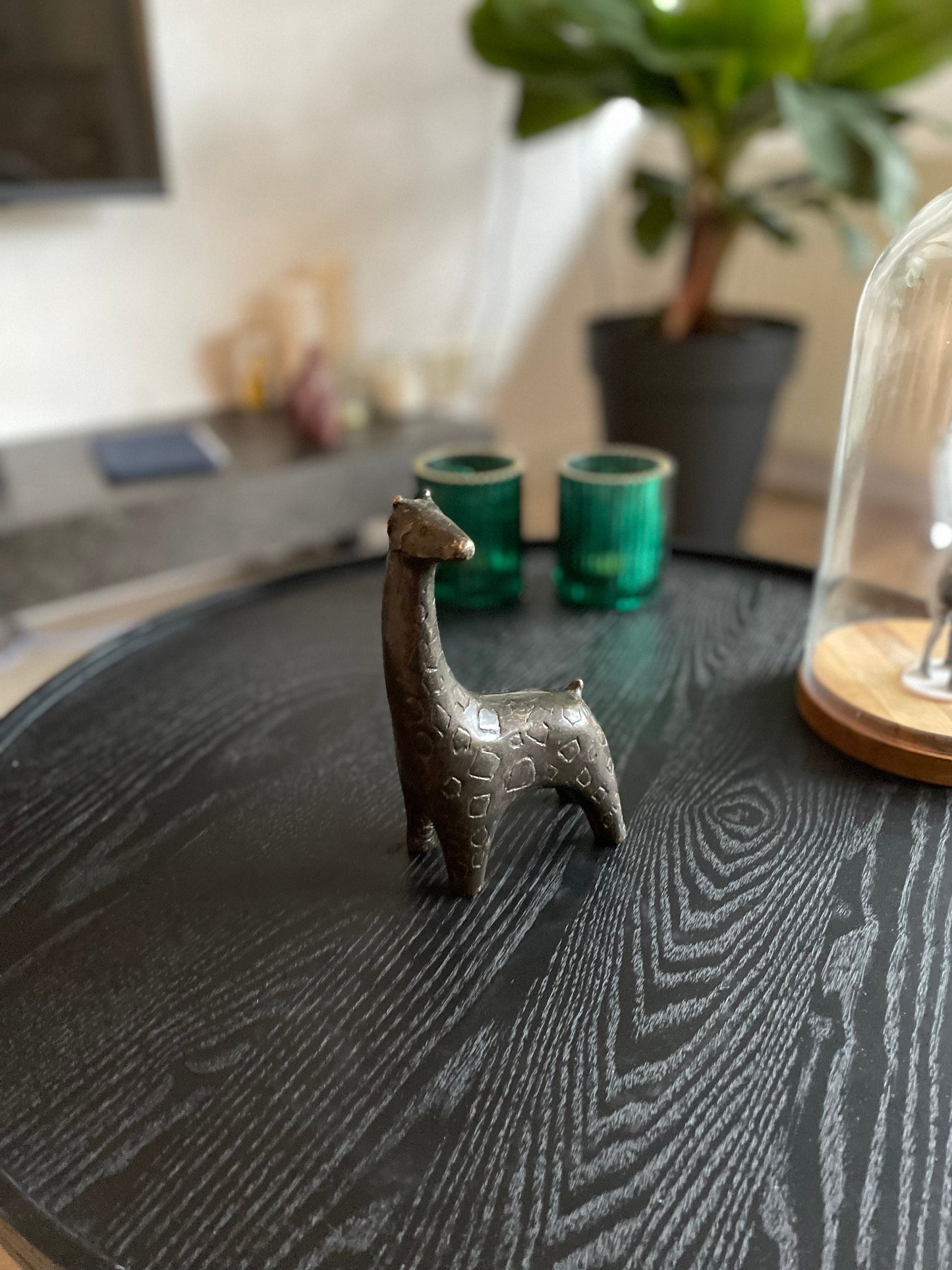 Curious Giraffe – Bronze Sculpture. 9x5x27cm - 1Kg