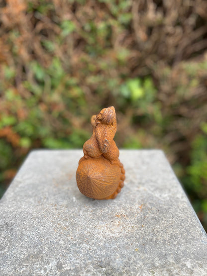 Squirrel on Acorn – Iron Sculpture. 13x6x8cm - 2.1Kg