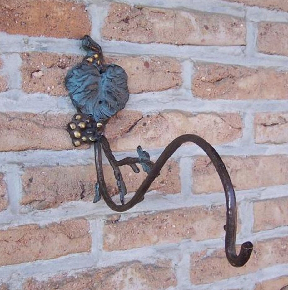 Grape Vine Wall Hook – Bronze Sculpture. 29x8x20cm - 0.4Kg