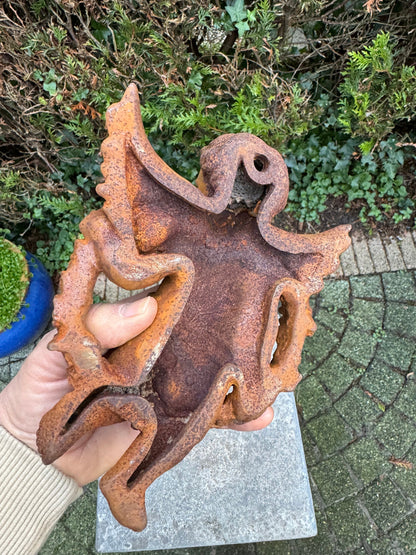 Angel with Floral Wreath – Iron Sculpture. 20x14x4cm - 1.3Kg