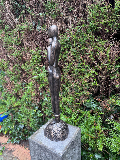 Timeless Embrace – Iron Sculpture. 65x16x16cm - 7Kg
