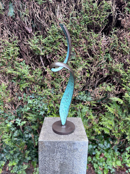Rising Motion – Bronze Sculpture. 13x13x56cm - 2.4Kg