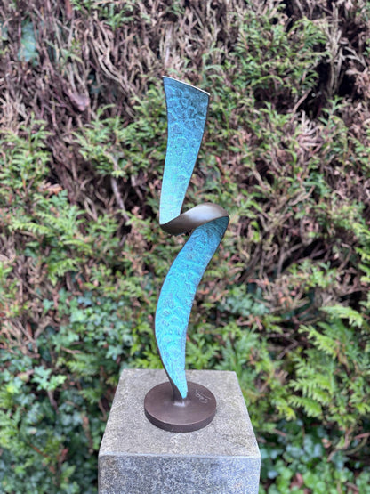 Rising Motion – Bronze Sculpture. 13x13x56cm - 2.4Kg