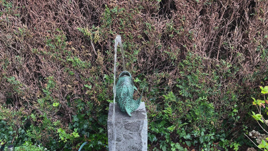 Fonte de um peixe saltador de bronze - Estátua de jardim - Decoração de jardim - Lagoa