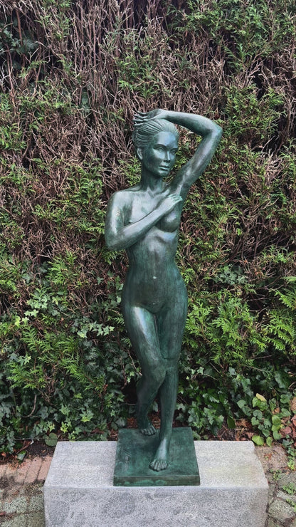 Mulher nua de bronze - 35x30x121cm