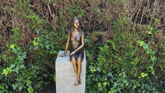 Menina sentada em bronze - Estátua de jardim - Decoração