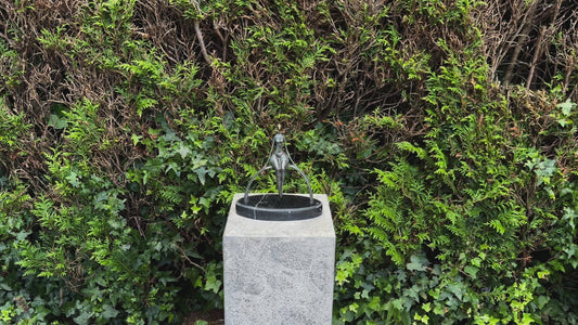 Escultura em bronze de uma mulher sentada num arco num planalto de mármore - Moderna - Elegante - Intemporal - Escultura