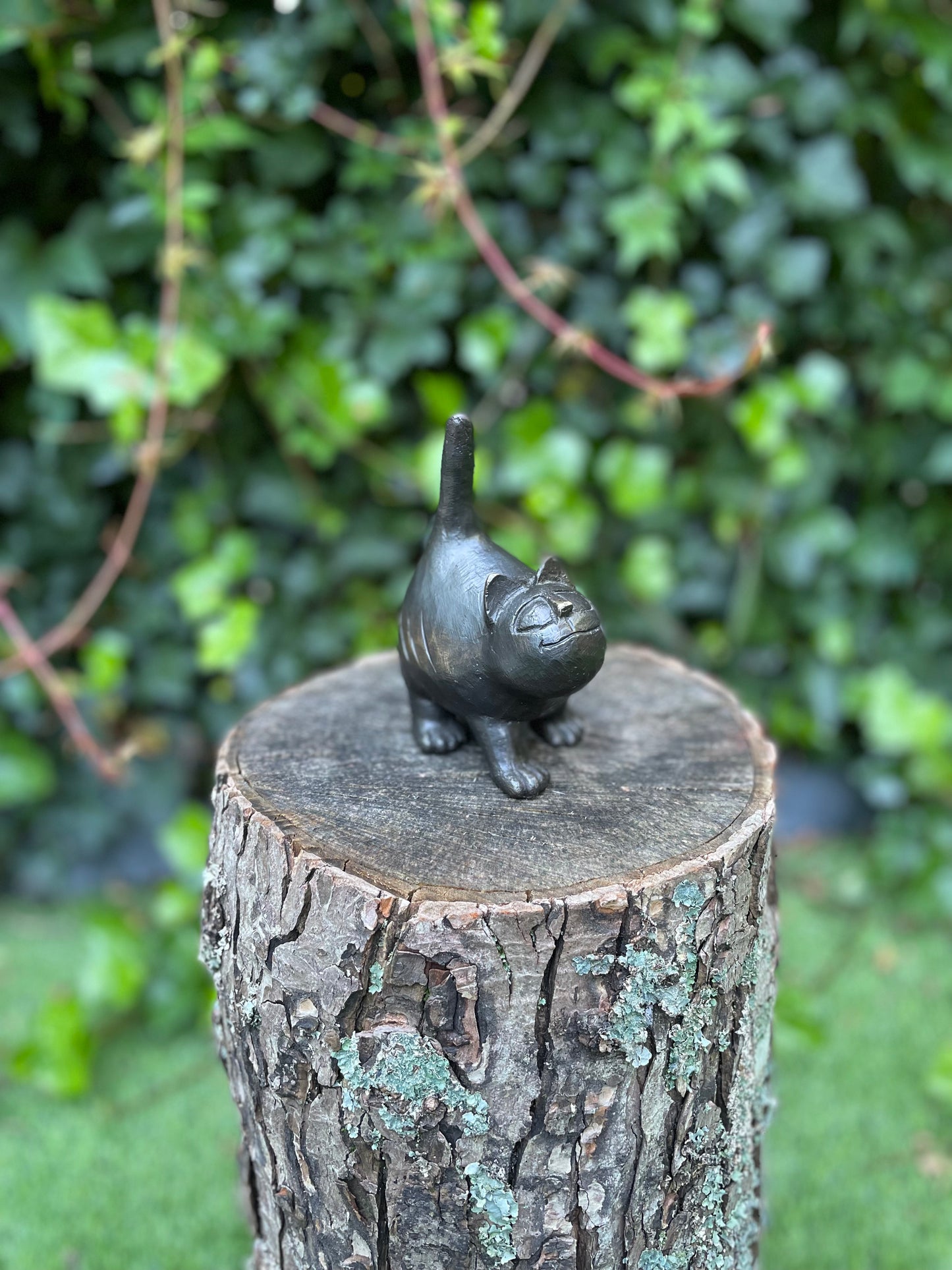 Gatinho moderno em bronze.    14x7x10cm