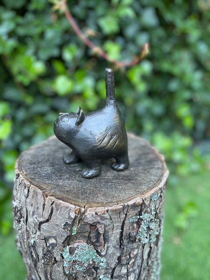 Gatinho moderno em bronze.    14x7x10cm